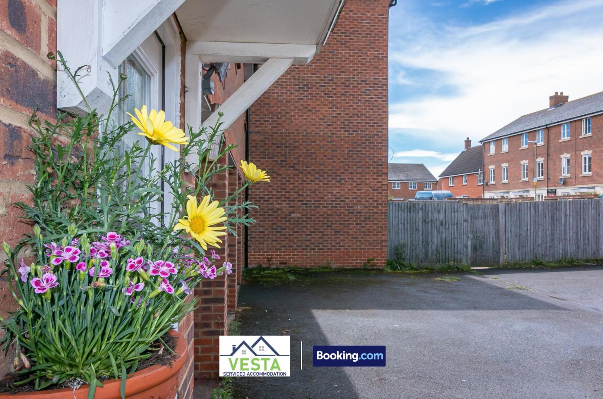 Three Bedroom Apartment By Vesta Serviced Accommodation & Short Lets Hatfield With Free Parking Екстер'єр фото